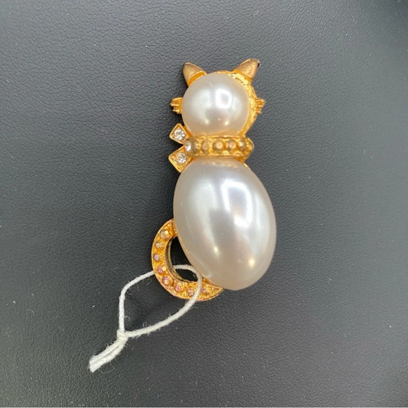 Faux Pearl and Gold Tone Vintage Cat Brooch Jelly Belly Style - Picture 1 of 8